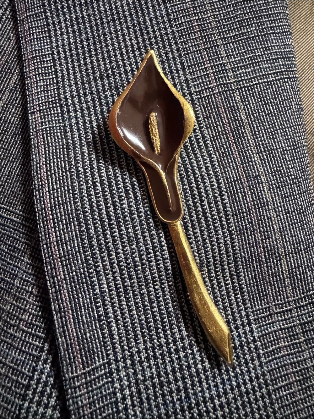 VINTAGE Gold and Brown Floral Calla Lily Brooch - Picture 6 of 8